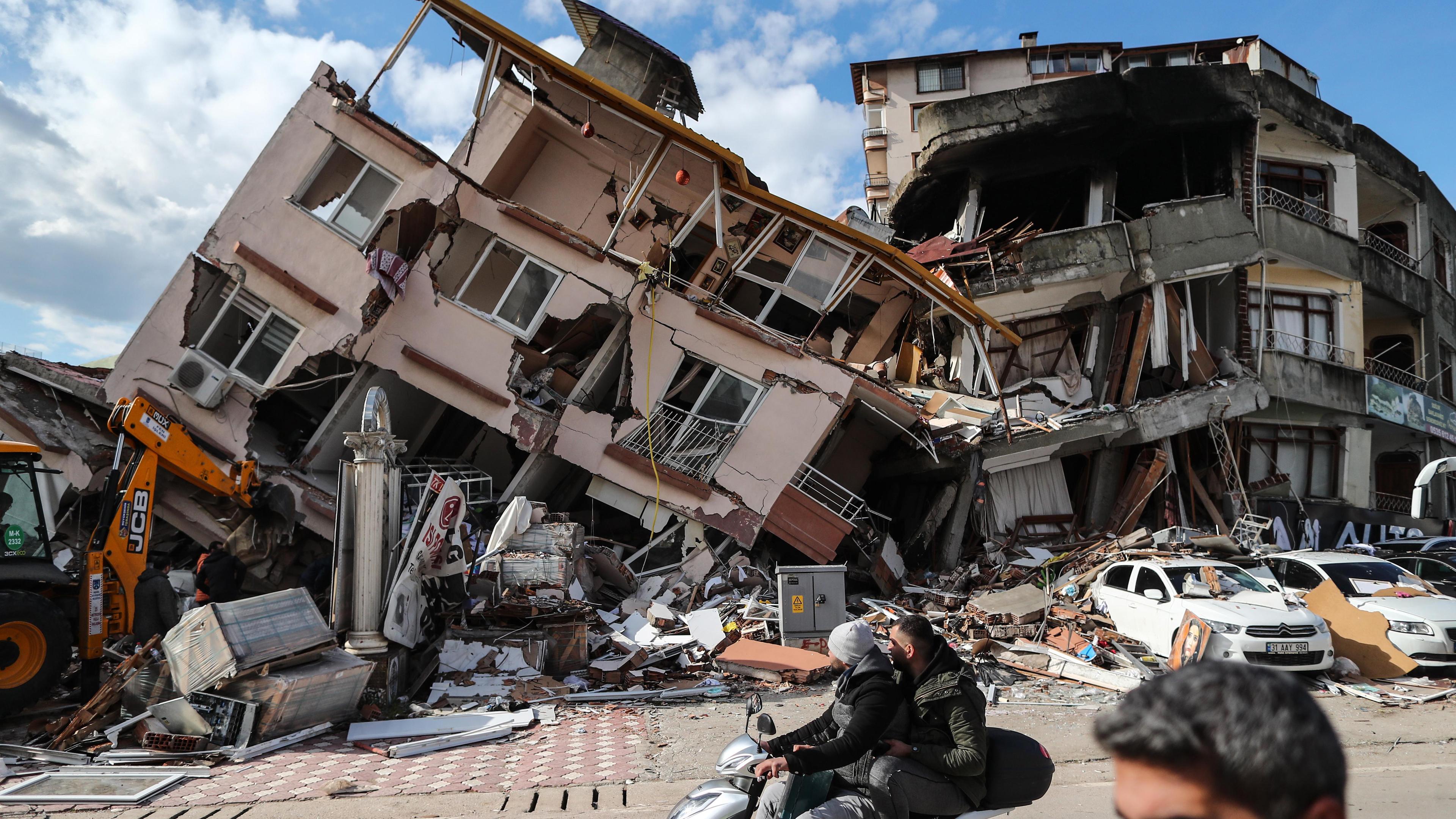 Waarom Stortten De Turkse Huizen Als Een Kaartenhuis In Elkaar? Vier ...